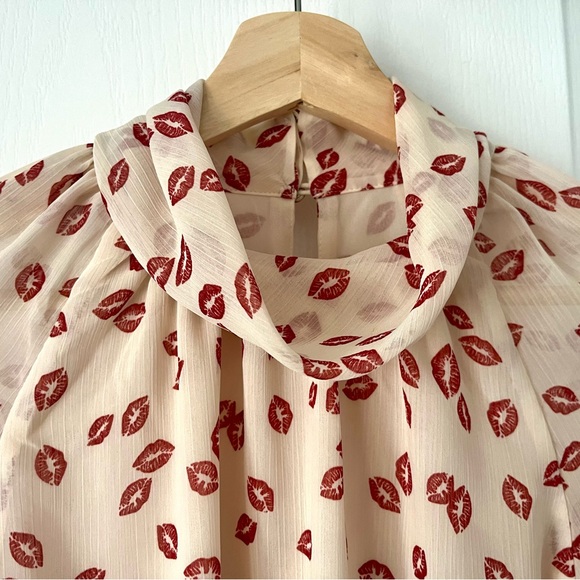 RW&CO Cowl Neck Blouse Cream Red Lips Sheer Small - Picture 3 of 13